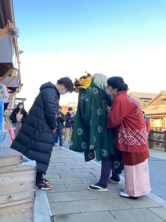 町めぐりの獅子舞